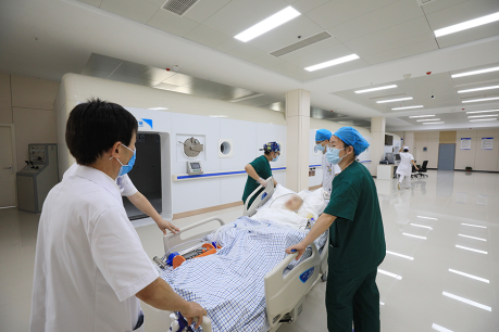 高压氧舱治疗危重病人
